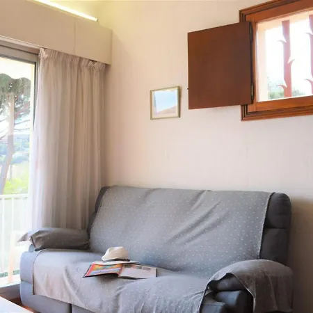2 Pieces Avec Mezzanine Et Parking, Proche - - Fr-1-251-205 * Le Lavandou
