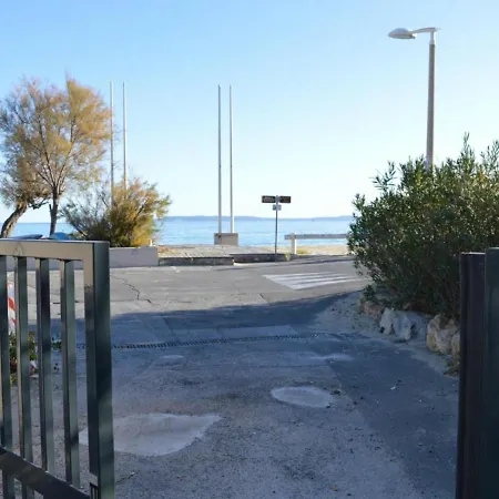 2 Pieces Avec Mezzanine Et Parking, Proche - - Fr-1-251-205 * Le Lavandou